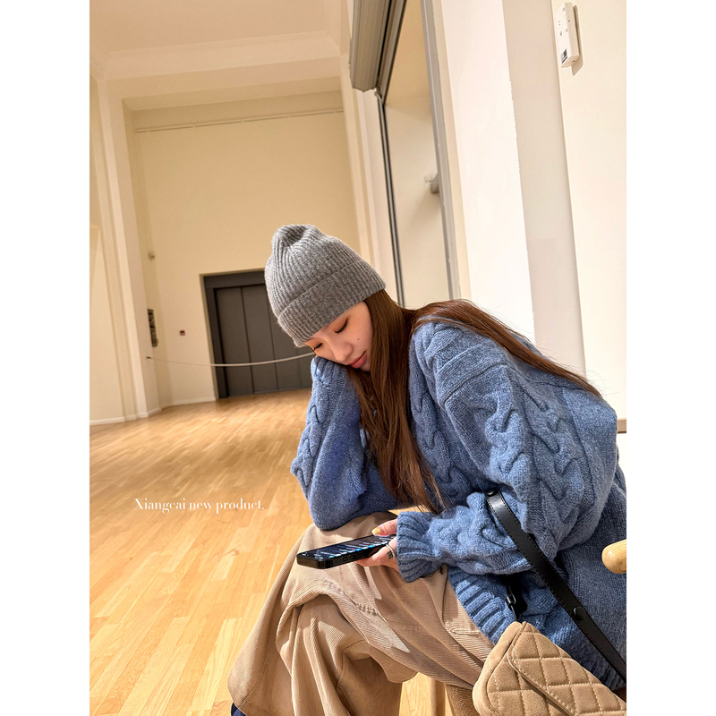 Coriander No Spicy Flavor Xiangcai Blue V-Neck Cable Knit Sweater for Women, Autumn and Winter, Loose Fit, Slimming Knitted Top Coriander No Spicy Flavor Xiangcai Blue V-Neck Cable Knit Sweater for Women, Autumn and Winter, Loose Fit, Slimming Knitted Top