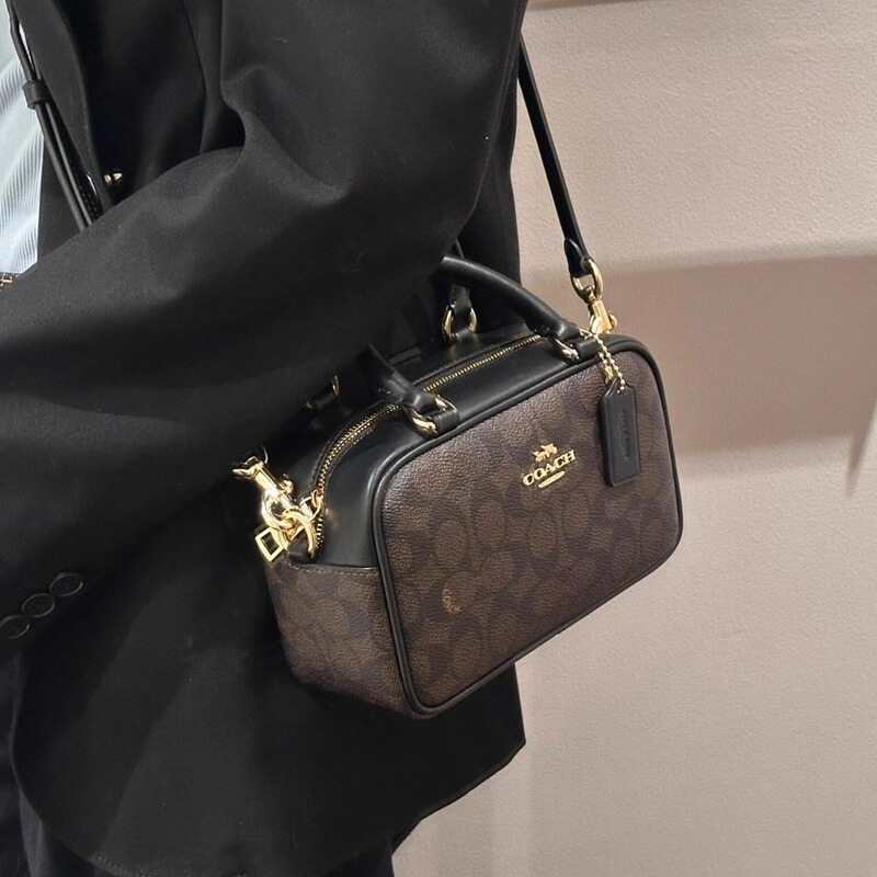 Yanyan Guoxian Coach's New Satchel Bowling Bag Is a Small, Cute, Versatile Handbag That Can Be Carried by Hand, over the Shoulder, or Cross-Body