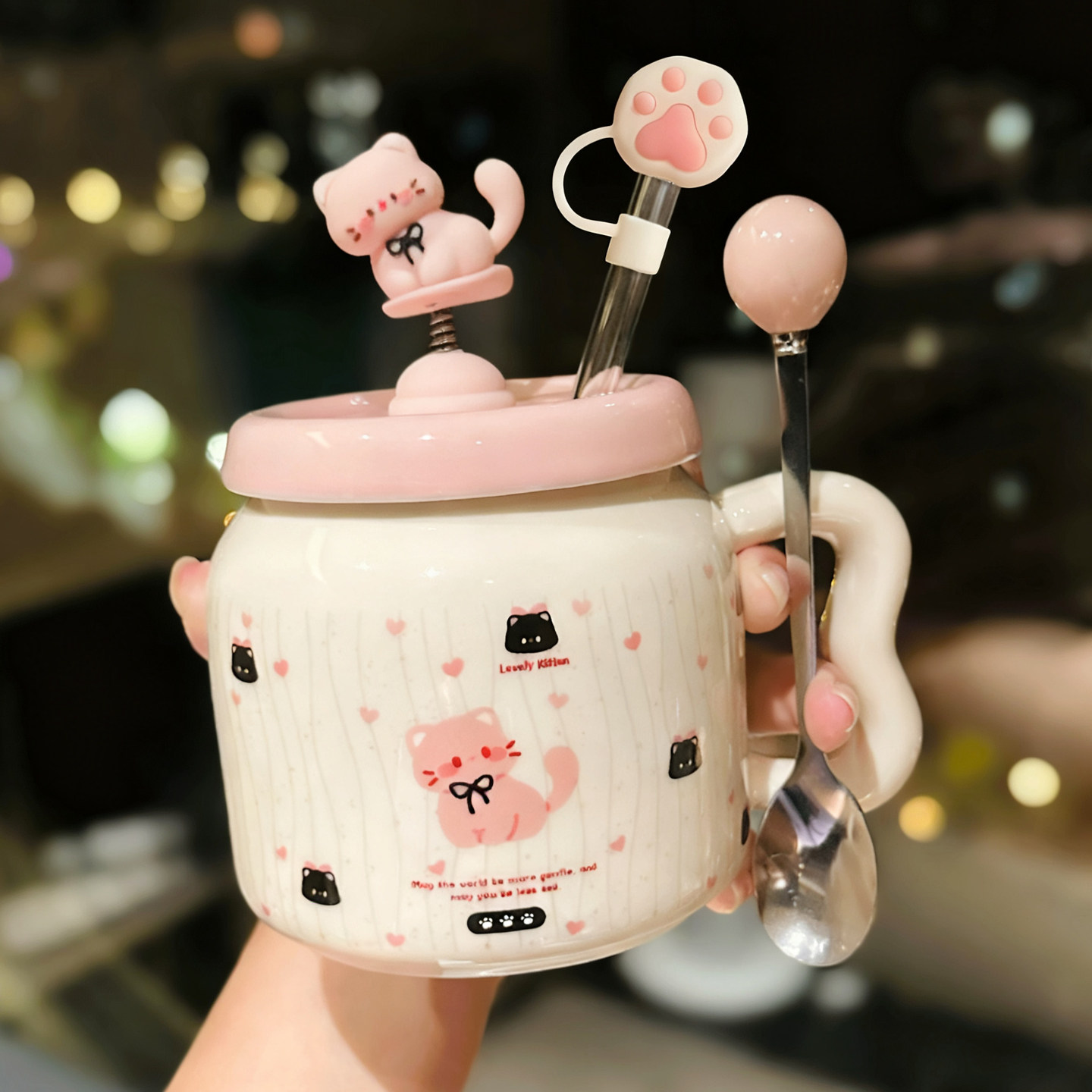 蓋とスプーンが付いた、かわいい子猫の漫画柄セラミックマグカップ。実用的なオフィス用コーヒーマグであり、女性への誕生日プレゼントにも最適です。