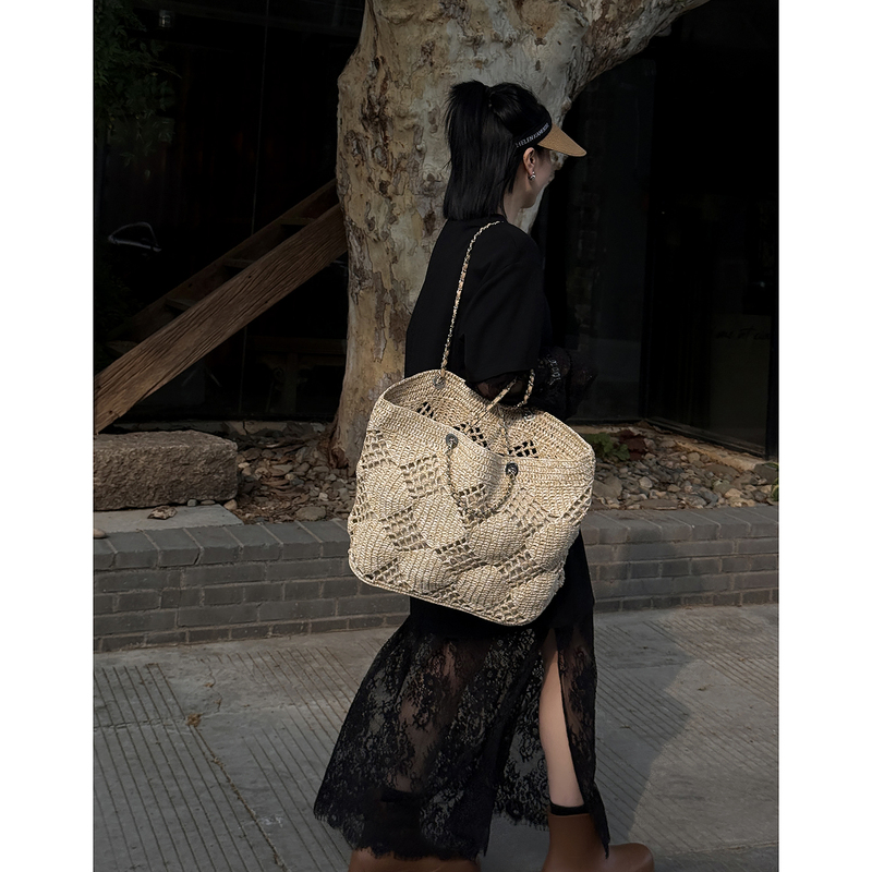 Jishe Is a Luxury Chanel-Style Double-Sided Hand-Woven High-End Pp Raffia Tote Bag That Looks Great on the Beach Al2026