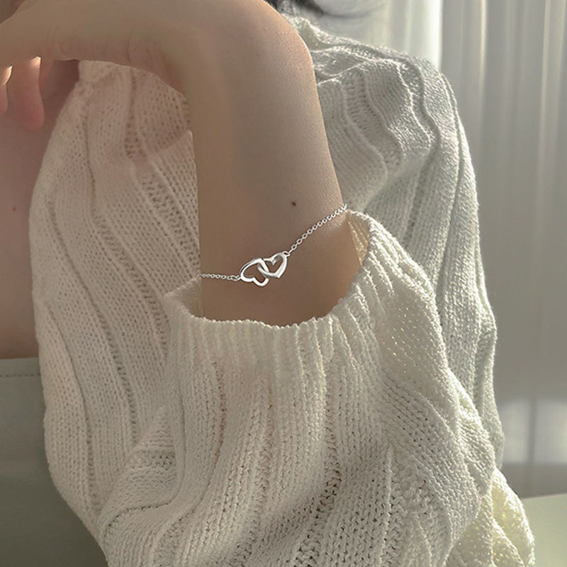 Korean-Style Hollow Peach Heart Double Heart-Shaped Bracelet for Women, Minimalist Cool Style, Niche Design, Lightweight and Delicate Love Heart Bracelet