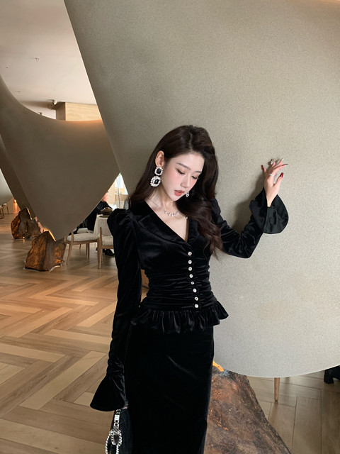 Hollinna Ruffled V-Neck Velvet Short Jacket for Women, Autumn/Winter 2025 New Style, Waist-Cinching Slimming Design Top