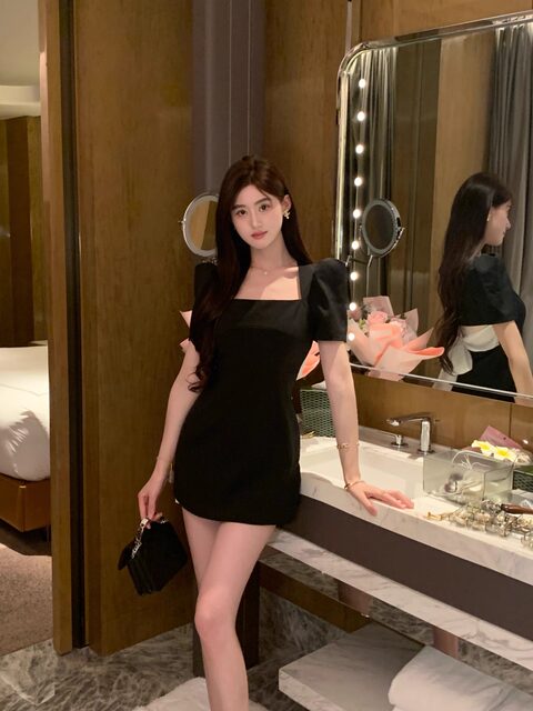 Hollin Square Neck Short-Sleeved Black Dress Women's Summer 2025 New Waist Slimming Look Niche Design Short Skirt
