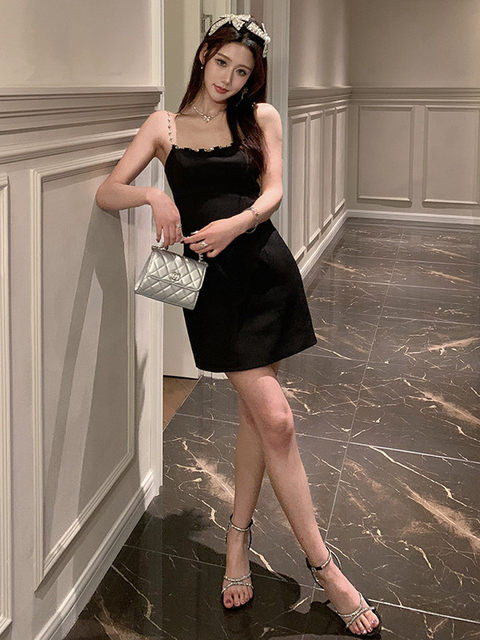 Hollin Metal Chain Suspender Dress Autumn and Winter 2025 New Style Waist Slimming High-End Sexy Little Black Dress