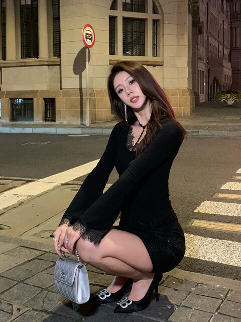 Hollin Eyelash Lace V-Neck Slim-Fit Knitted Base T-Shirt for Women, Spring and Autumn, Sexy and Warm, Socialite Style Top