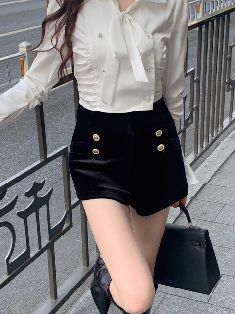 Hollinna High-Waisted Velvet Shorts for Women, Spring and Autumn 2025 New Style, Straight-Leg, Slimming, Trendy, Winter Black, High-End, Versatile