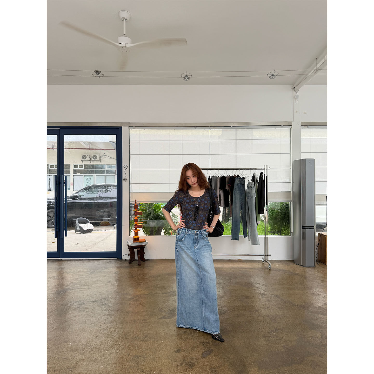 INAIEN笑笑家 "Санторини" прямая облегающая стройнящая джинсовая юбка с разрезом