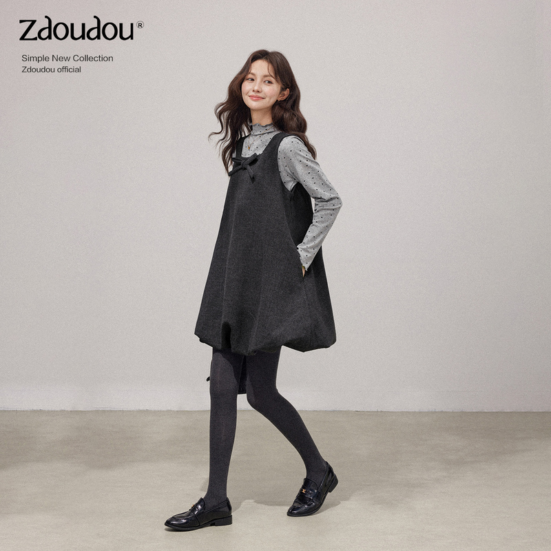 Zhang Doudou Looks Stunning in a Cool and Elegant Autumn and Winter Outfit, a Two-Piece Set with a Woolen Vest and Dress Zhang Doudou Looks Stunning in a Cool and Elegant Autumn and Winter Outfit, a Two-Piece Set with a Woolen Vest and Dress