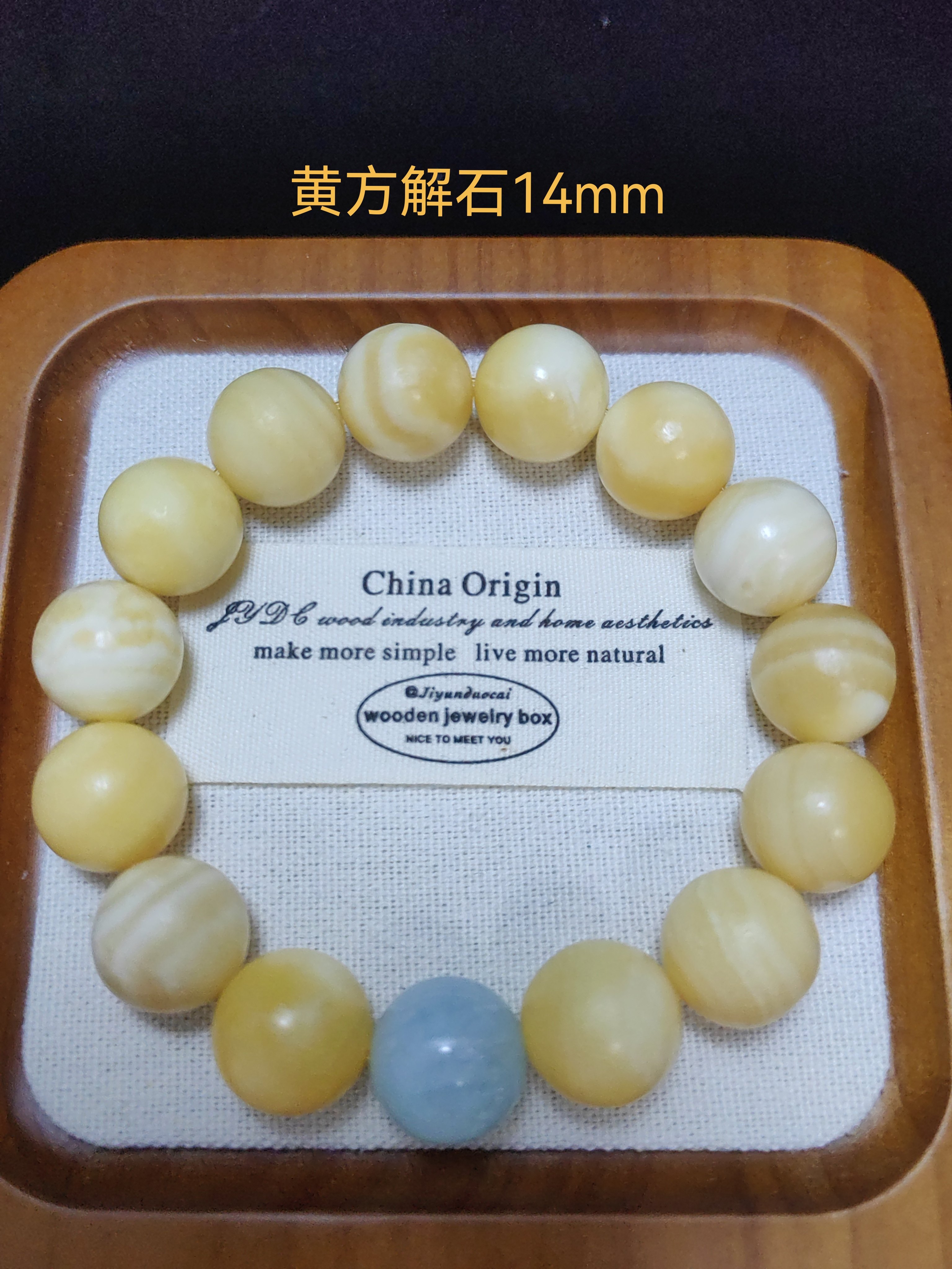 天然の黄色方解石と青色方解石を使用。より明るい白色に見えるよう、シングルリングデザインを採用。写真1枚につき1点。