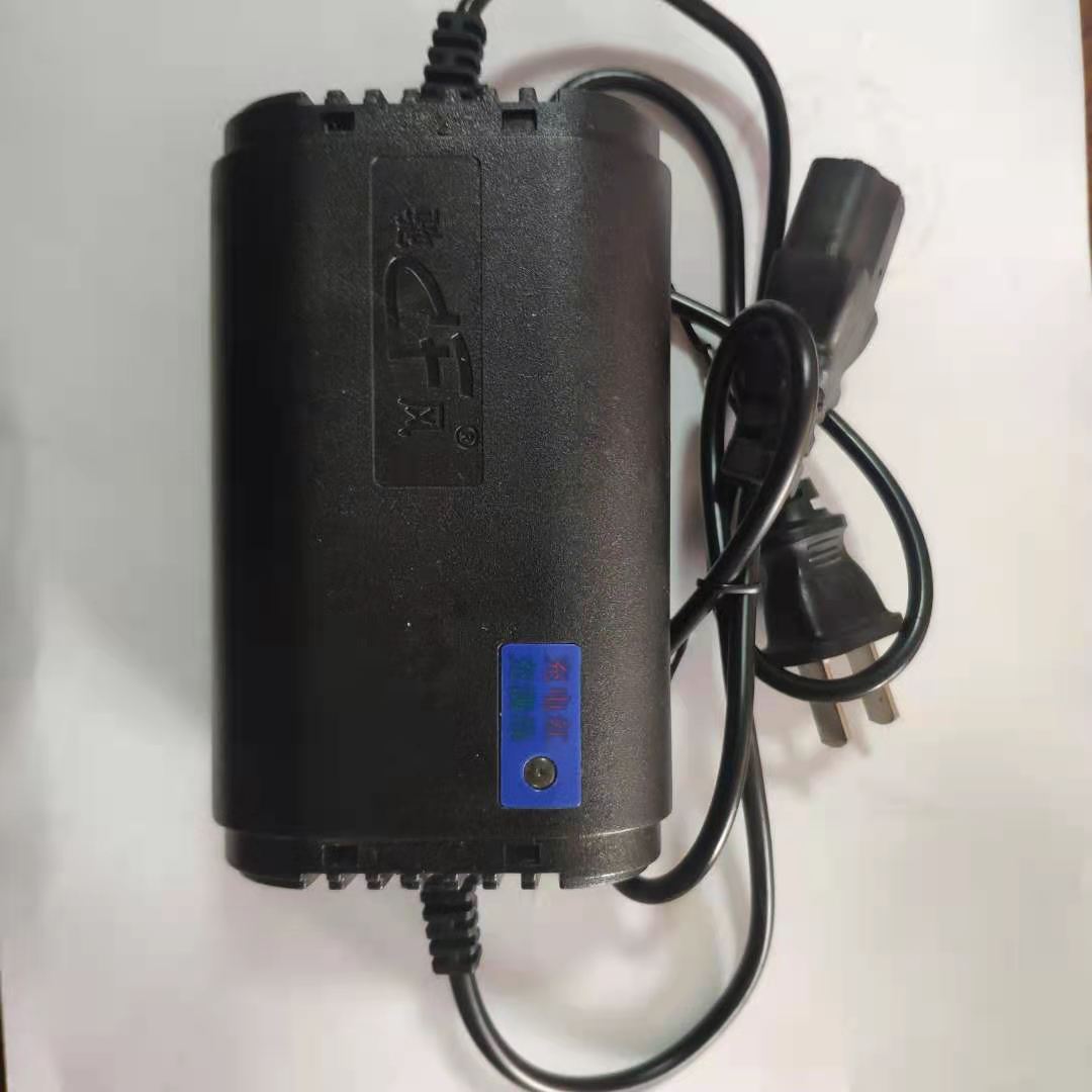 Chi Wind intelligent polar - free charger 12V battery with no positive and negative electrode charging red full of green