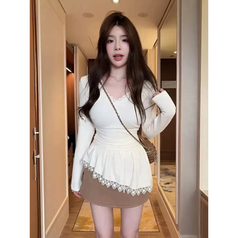 Plus-Size Fashionable V-Neck Lace Patchwork Long-Sleeve T-Shirt for Women, White, Waist-Cinching, Slimming, High-End Top