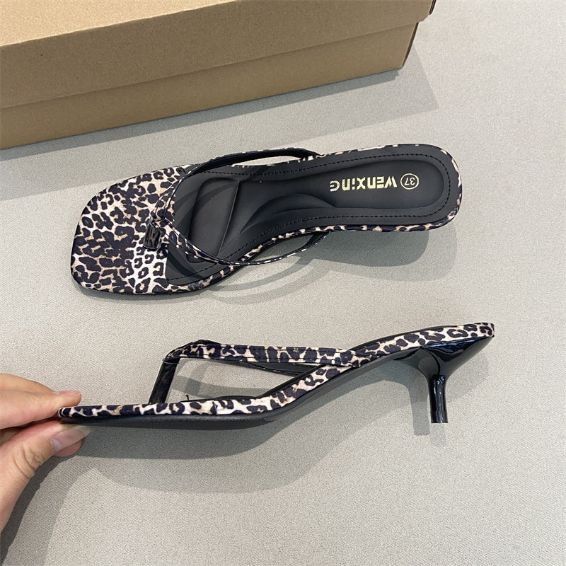 2026年夏天穿什么鞋最时髦？豹纹方头夹脚细跟拖鞋了解一下！