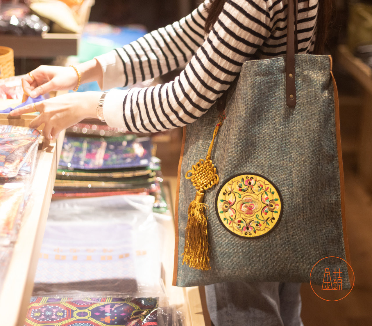 Jin Zhuangjin 2021 high quality popular Guangxi ethnic style Miao embroidery shoulder bag large capacity tote bag second generation leather handle