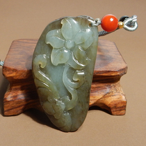 The dialect of Hetian jade is exquisite the black brown skin green and white jade seed material the flower blooms the rich pendant pendant R8