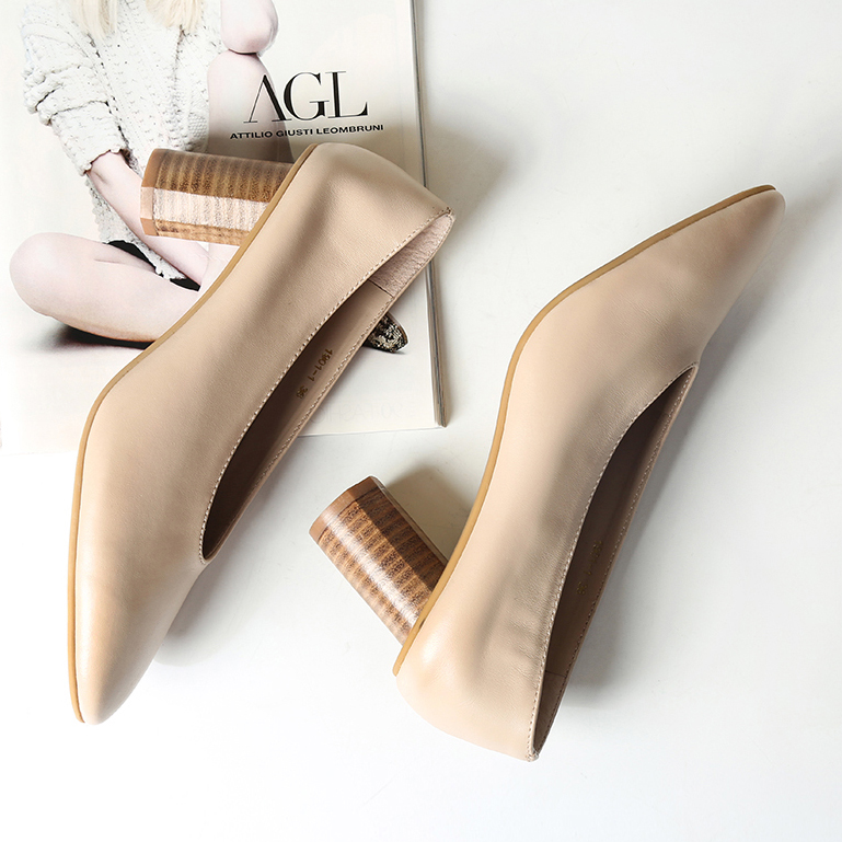 Soft leather grandma shoes with thick heels 2022 new homemade leather round toe size high heels retro comfortable single shoes women