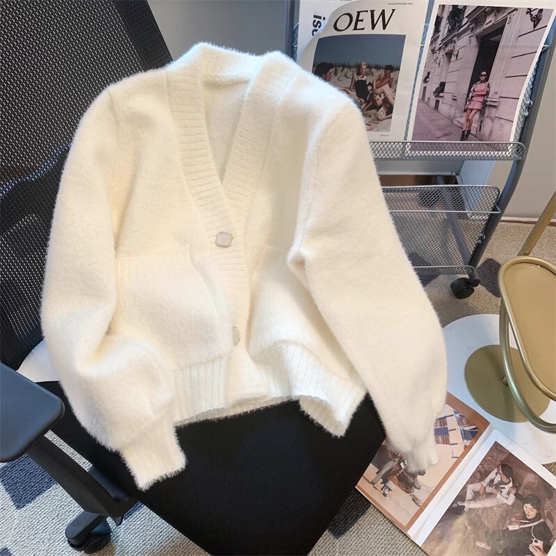 White Seahorse Wool Cardigan Sweater for Petite Women, Thickened for Autumn and Winter, Loose and Soft V-Neck Knit Top