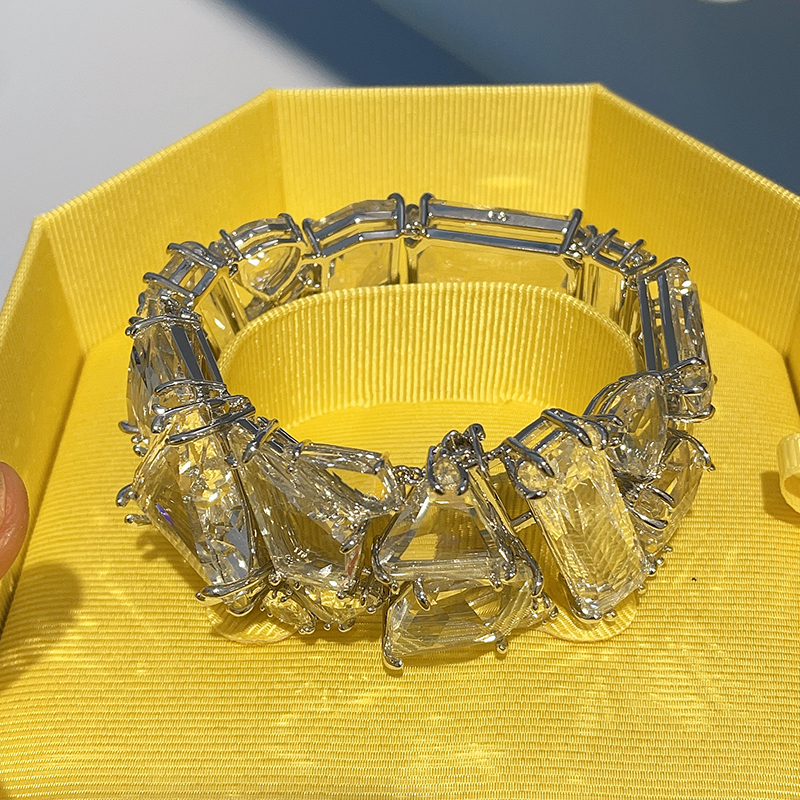 Swarovski Collier Mesmera Series Luxury Large Crystal V-Shaped Bracelet for Women 5601530