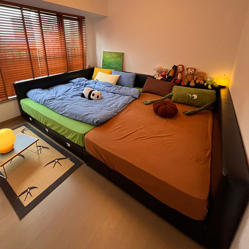 A Family of Three or Four with Two Children Has a Family Bed Combination, a Spliced Bed, an Extra-Large Master Bedroom Bed, a Double Solid Wood Leather Bed A Family of Three or Four with Two Children Has a Family Bed Combination, a Spliced Bed, an Extra-Large Master Bedroom Bed, a Double Solid Wood Leather Bed