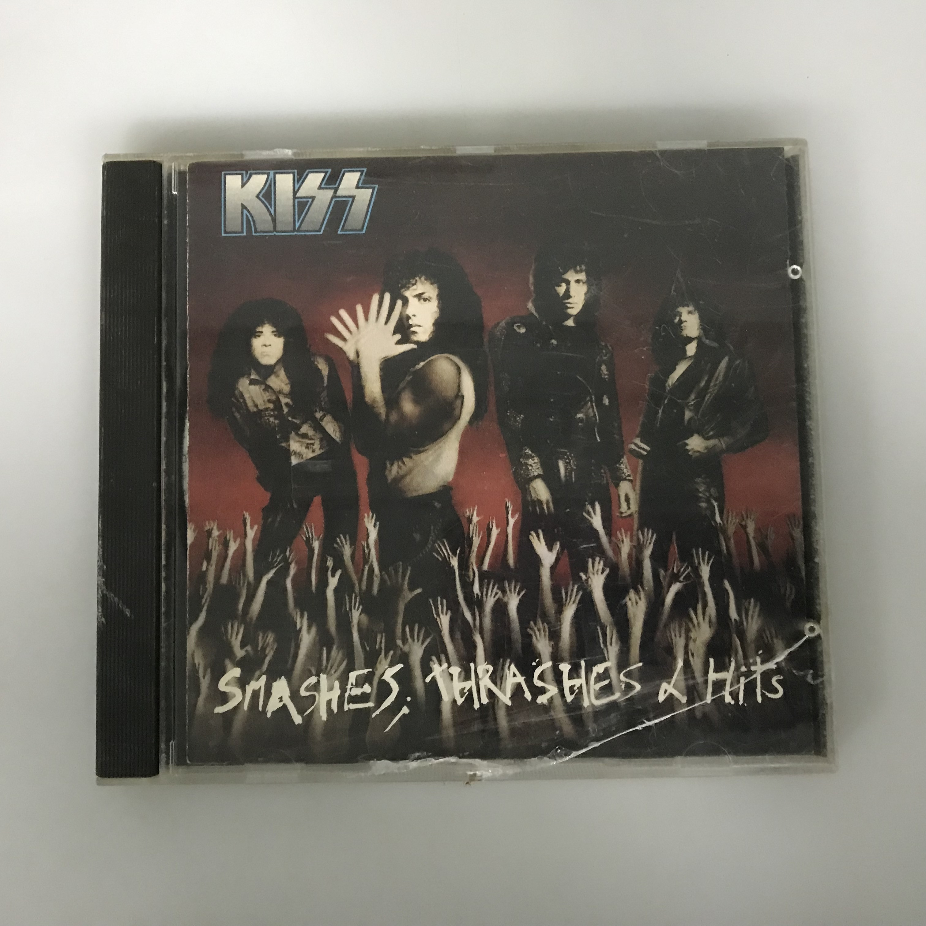 М-версия диска группы Kiss Kiss поражает своими трэшевыми хитами, наполненными серебристой поверхностью диска, светопропускание которой является серьезным Изображение 1