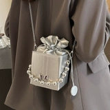 Демисезонная небольшая серебряная универсальная сумка через плечо