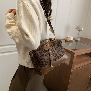 Frosted Retro Bag for Women, Large Capacity, 2026 New Autumn and Winter Casual Wide Strap Crossbody Bag, Handbag, Commuter Pillow Bag