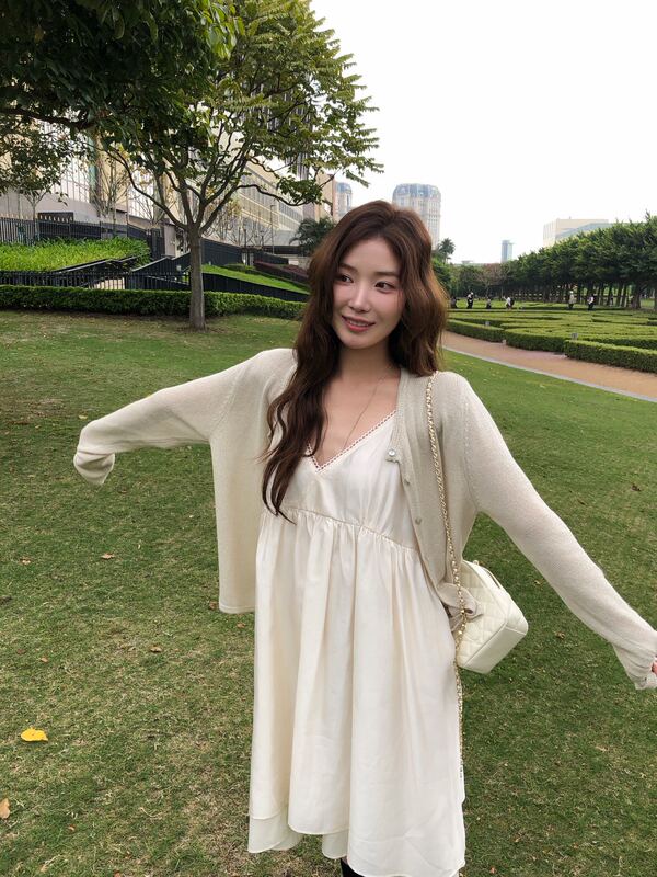 Sea Sand Salt Korean Style Simple and Elegant Buttoned Thin Knit Cardigan for Women, Versatile Round Neck Jacket for Spring and Summer