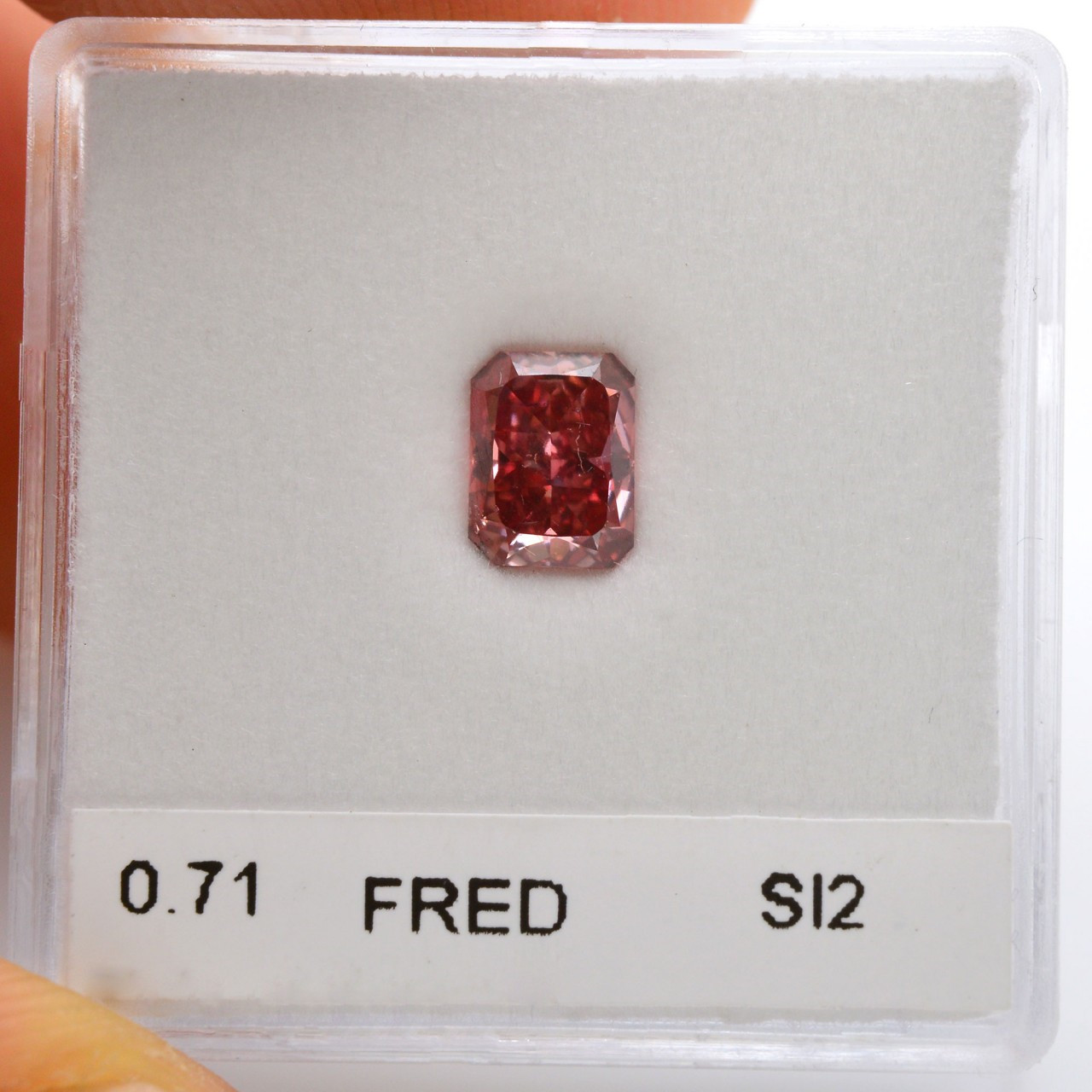 Arguel 0 71 carat red diamond fancy red red red red red red red red red diamond red diamond red diamond Redeon shape