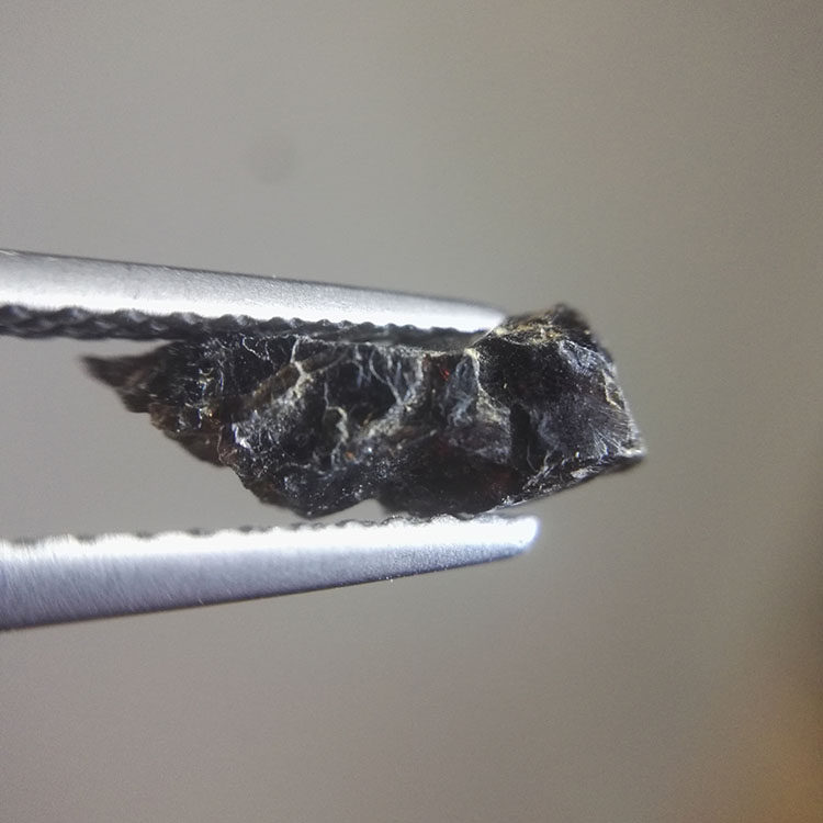 パイナイト（赤色アルミニウムホウ素アルミニウムカルシウム石またはアルミニウムホウ素カルシウムアルミニウム石とも呼ばれる）、180/10