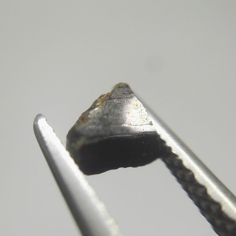 パイナイト（赤色アルミニウムホウ素アルミニウムカルシウム石またはアルミニウムホウ素カルシウムアルミニウム石とも呼ばれる）、180/23