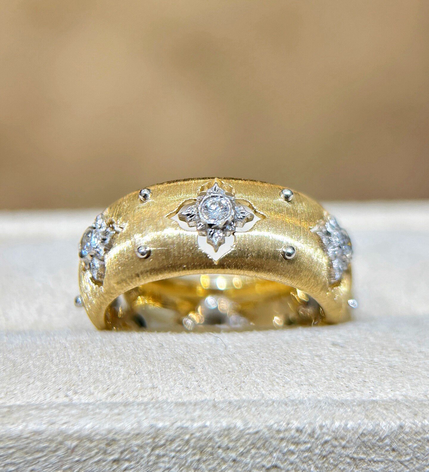 Кольцо Bi Fang Jewelry с четырехлистным клевером и бриллиантами из 18K золота