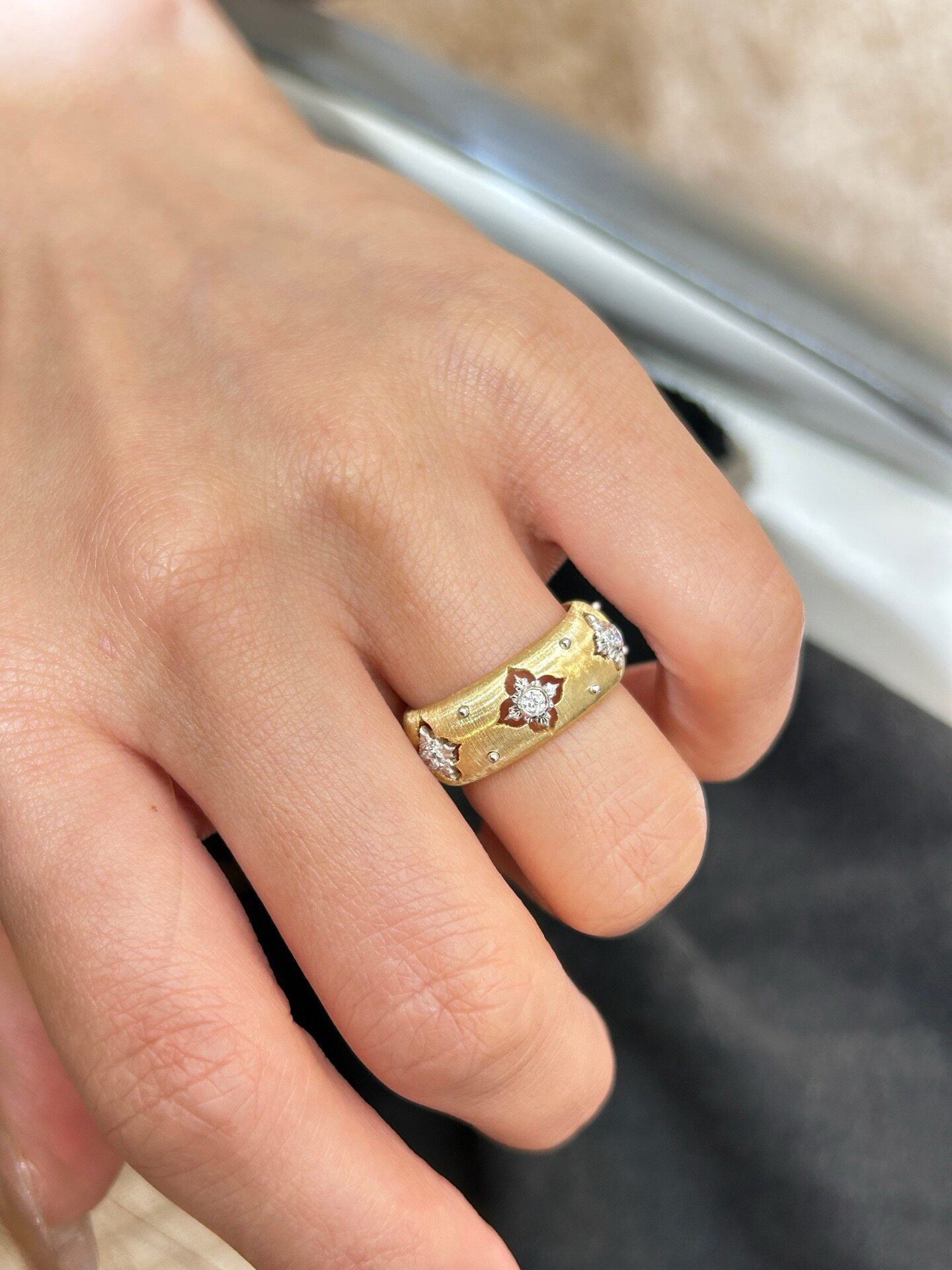 Кольцо Bi Fang Jewelry с четырехлистным клевером и бриллиантами из 18K золота