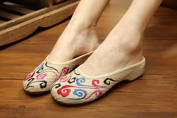 Dép vải lanh Bắc Kinh cũ giày vải gió quốc gia thêu ở nhà bên ngoài mang giày vải Baotou giày mẹ mùa thu đông giày nữ đẹp