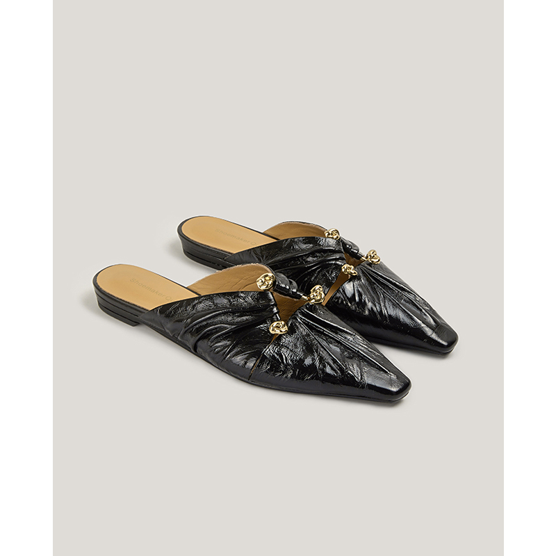 [Shoemaker Queen × Major Upgrade] Niche Closed-Toe Flat Sandals with Triangle Buckle and Ruched Square-Toe Mules