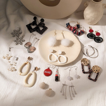 Korean temperament personality Net red senior sense earrings 2020 New Tide retro French cold wind earrings stud earrings female