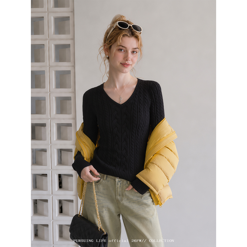 Korean-Style Black Cable-Knit V-Neck Short Sweater for Women, Autumn Outfit, Long-Sleeve Knitted Base Shirt, Waist-Cinching Slimming Top Korean-Style Black Cable-Knit V-Neck Short Sweater for Women, Autumn Outfit, Long-Sleeve Knitted Base Shirt, Waist-Cinching Slimming Top