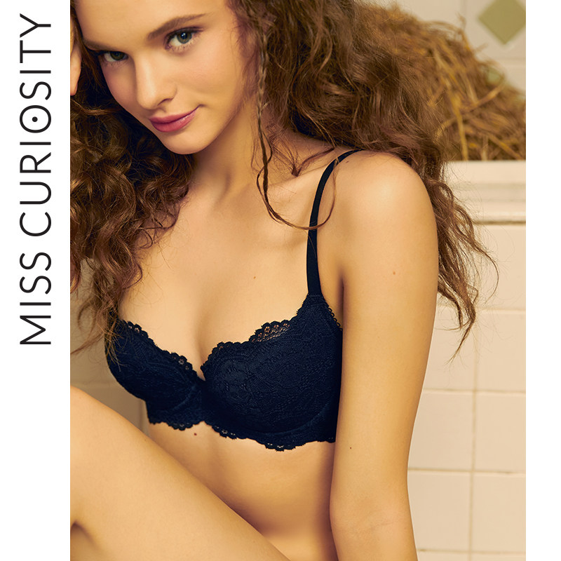 Curious Miss shrunken breasts slim oversized breasts black lace lingerie set on the support against sagging oversized bra girl