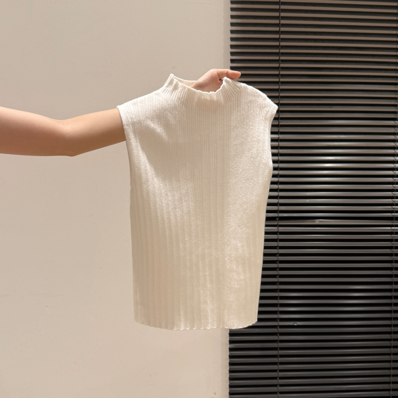 White Sleeveless Half-High Collar Vest for Women, New Autumn and Winter Style, High-End Knitted Base Layer Top White Sleeveless Half-High Collar Vest for Women, New Autumn and Winter Style, High-End Knitted Base Layer Top