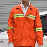 Плотный однотонный топ с длинными рукавами и двумя карманами по краю.