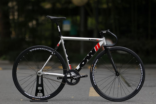 Paint-coated aluminum alloy racing dead-fly vehicle