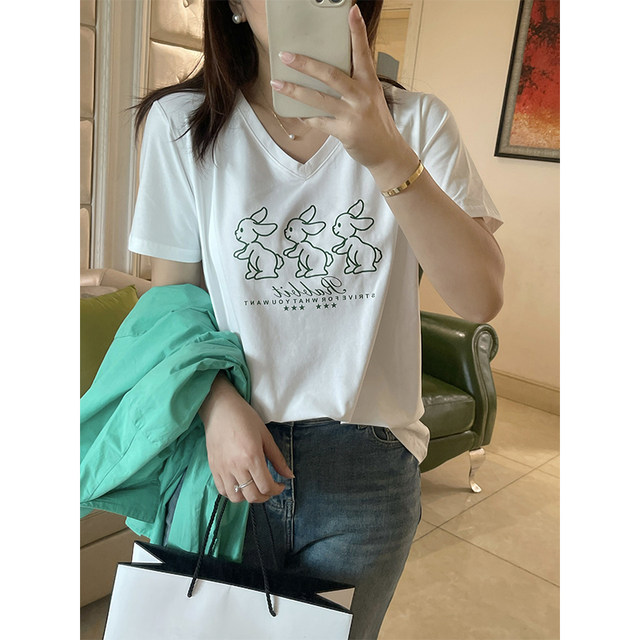 ເຄື່ອງນຸ່ງຜູ້ຍິງໃຫຍ່ 2024 summer slim temperament V-neck printed T-shirt MM chic street casual versatile top