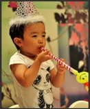 Большое смайливое лицо дует дракон на рот свистка, отбеливание дня рождения