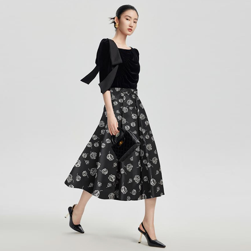 【Color】Elegant Ribbon-Decorated Slim-Fit Velvet T-Shirt, Same Style as in Store, 26 Autumn Women's Top 【Color】Elegant Ribbon-Decorated Slim-Fit Velvet T-Shirt, Same Style as in Store, 26 Autumn Women's Top