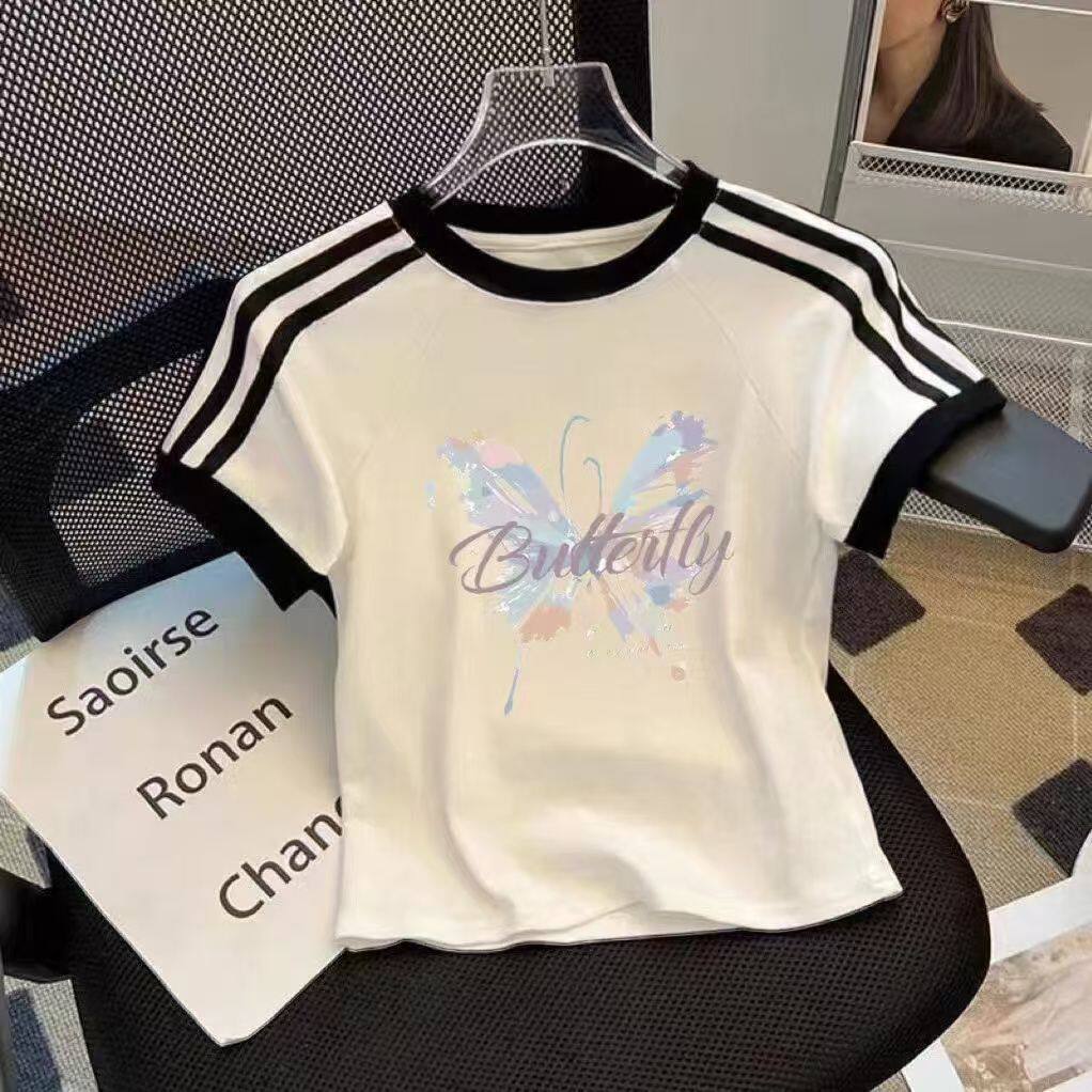 女の子用純綿半袖Tシャツ、2026年夏新作、万能な漫画柄の3本ストライプトップス、中～大サイズの子供向けのトレンディなTシャツ。