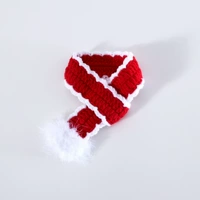 Красный трикотажный шарф