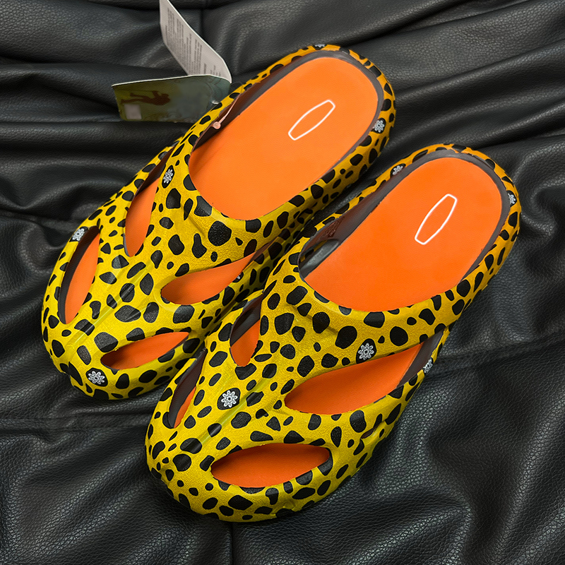 Leopard Print Slippers for Women, Alien Style, Summer Outdoor Wear, Soft-Soled Closed-Toe Beach Shoes for Men, Non-Slip, Odor-Resistant, Water-Resistant Sandals