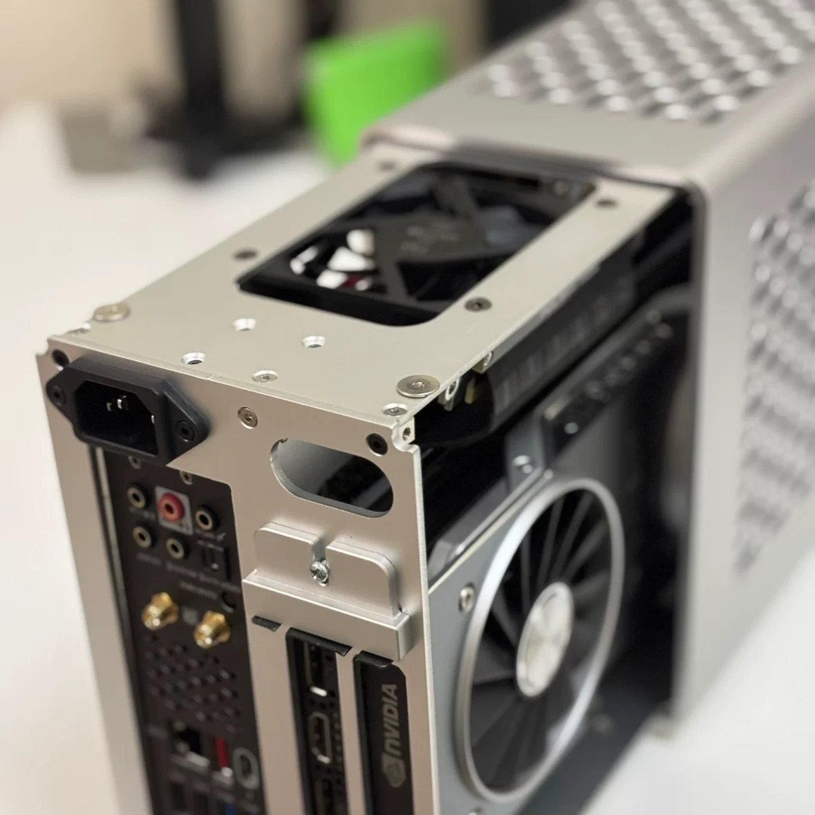 Портативный мини корпус ITX поддерживает структуру SFF и BKB спина к спине, система охлаждения воздушного охлаждения