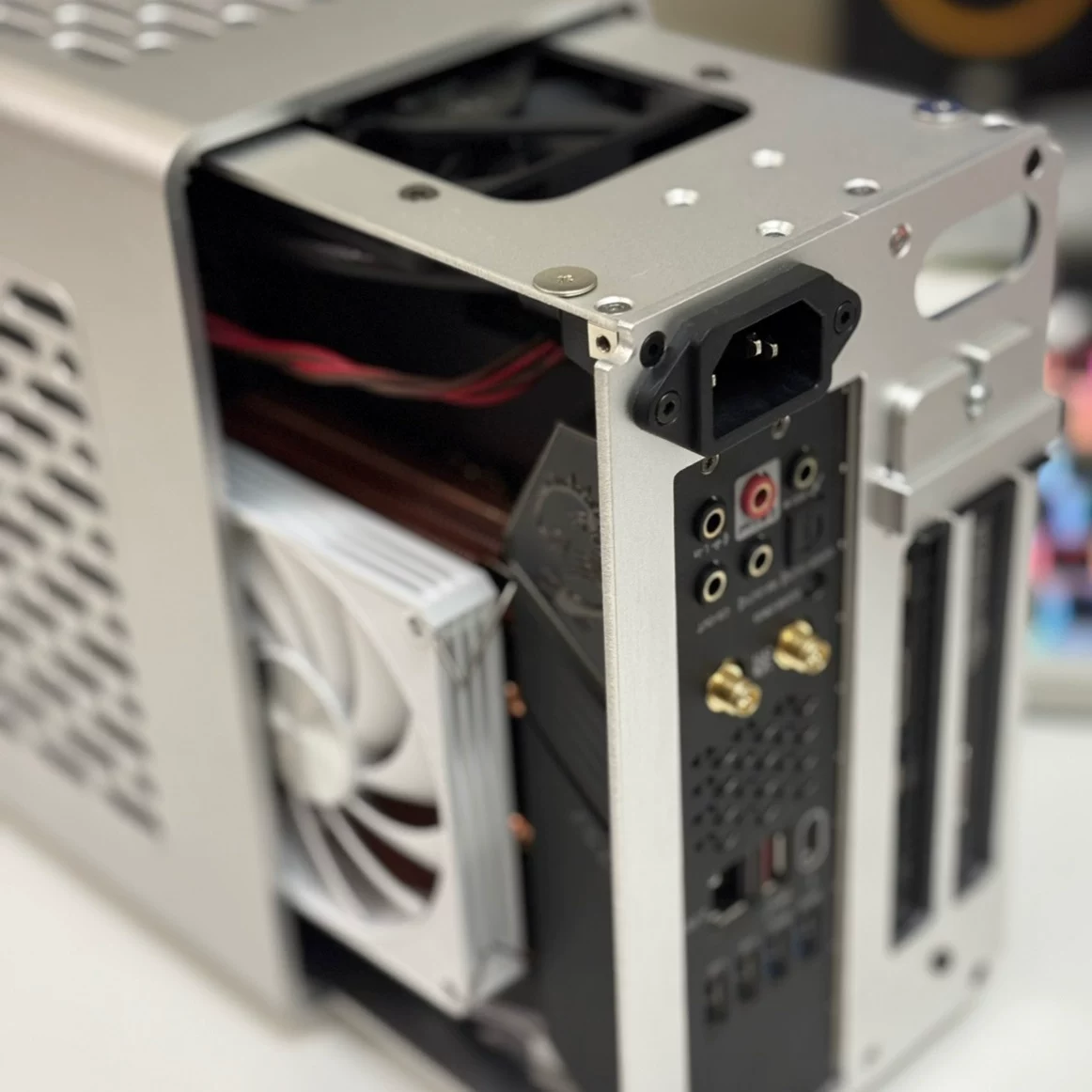 Портативный мини корпус ITX поддерживает структуру SFF и BKB спина к спине, система охлаждения воздушного охлаждения