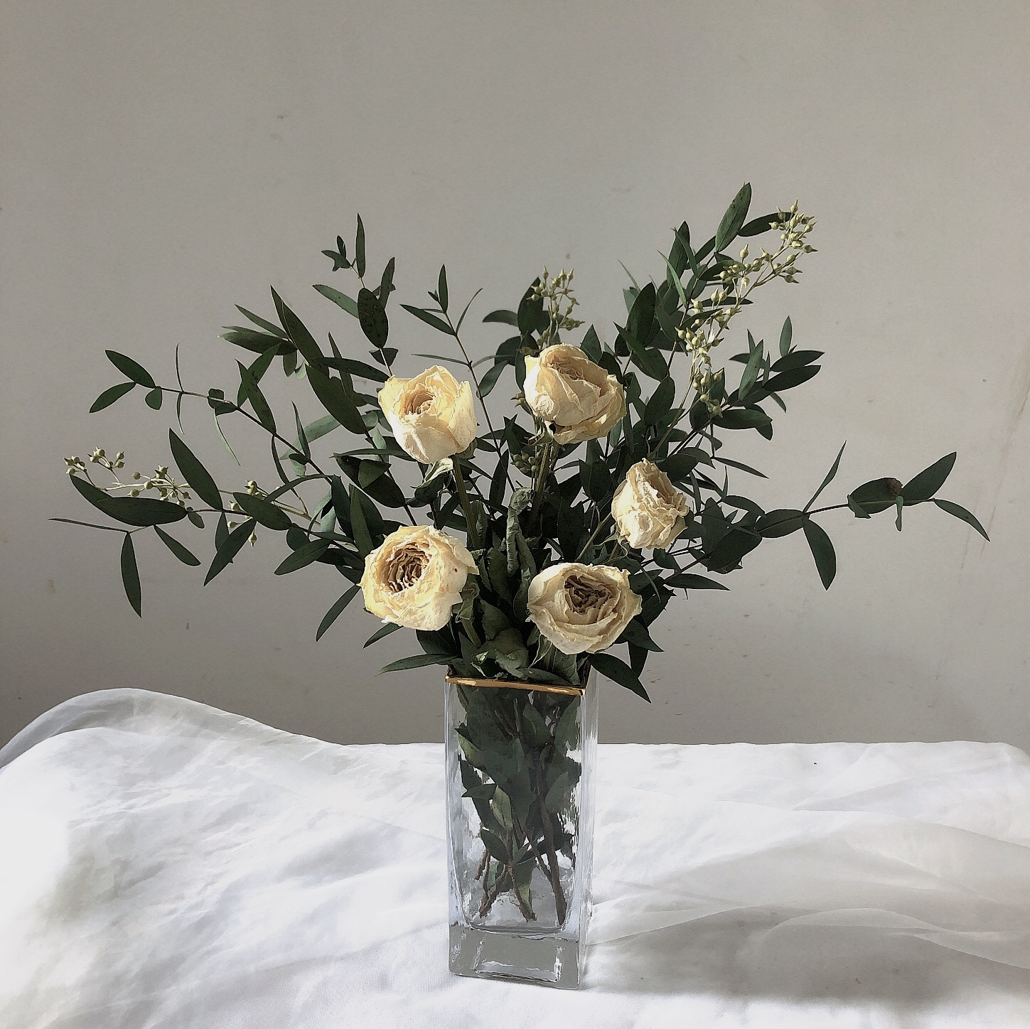 Nordic Home Glass Vase Immortalized Eucalyptus Leaf Daisies Roses Dried Flower Bouquet Living Room Desktop Ornament