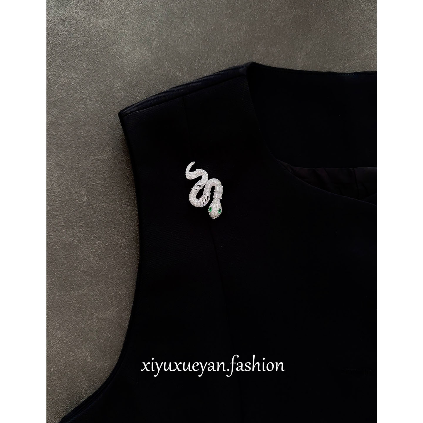 Auspicious Snake Brings Good Fortune: A snake-shaped brooch for the Year of the Snake, featuring an emerald green snake design, perfect for high-end luxury suits and coats.