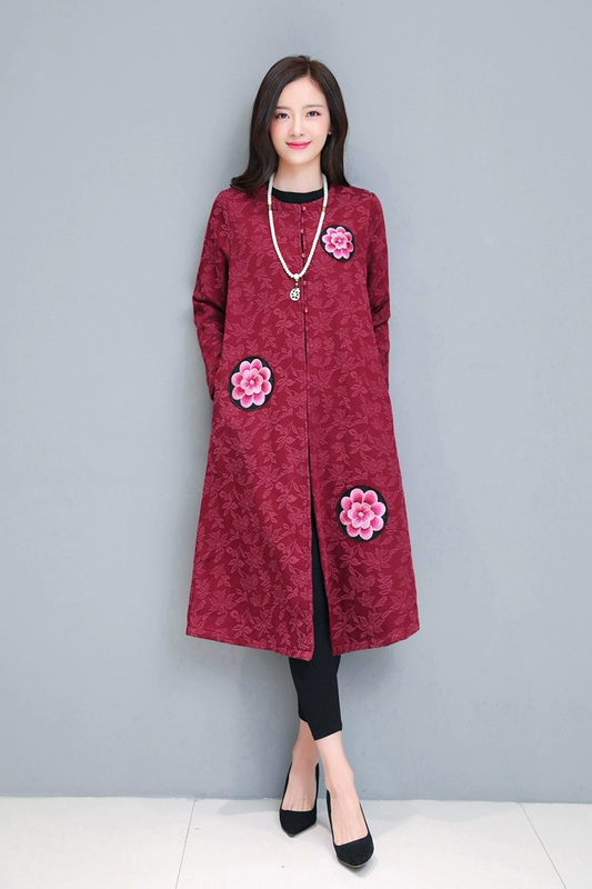 Mùa thu cỡ lớn cotton và vải lanh của phụ nữ cộng với áo len nhung thêu phong cách dân tộc jacquard giữa áo gió dài mùa đông mỏng - Trench Coat